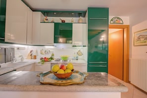 Standard Townhome, 3 Bedrooms, 2 Bathrooms (The Green Emerald Family Retreat) | Private kitchen