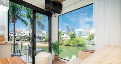 Tiny Home in the Heart of Broadbeach - River & Skyline Views!
