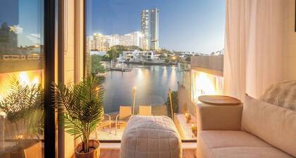Tiny Home in the Heart of Broadbeach - River & Skyline Views!