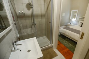 Een douche, een haardroger, handdoeken