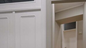 Un escalier menant à un palier où se trouve une porte portant l’inscription « 10 ».