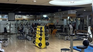 A gym with various exercise equipment, including weight machines and free weights. - Lamer Hotel & Seawater Spa Busan (Busan)