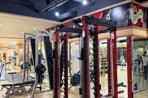 A gym with weightlifting equipment, including a squat rack and benches. - Lamer Hotel & Seawater Spa Busan (Busan)