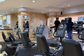 A gym with treadmills, stationary bikes, and a reception area. - Lamer Hotel & Seawater Spa Busan (Busan)