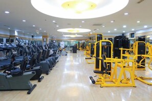 A gym with treadmills, weight machines, and other fitness equipment. - Lamer Hotel & Seawater Spa Busan (Busan)