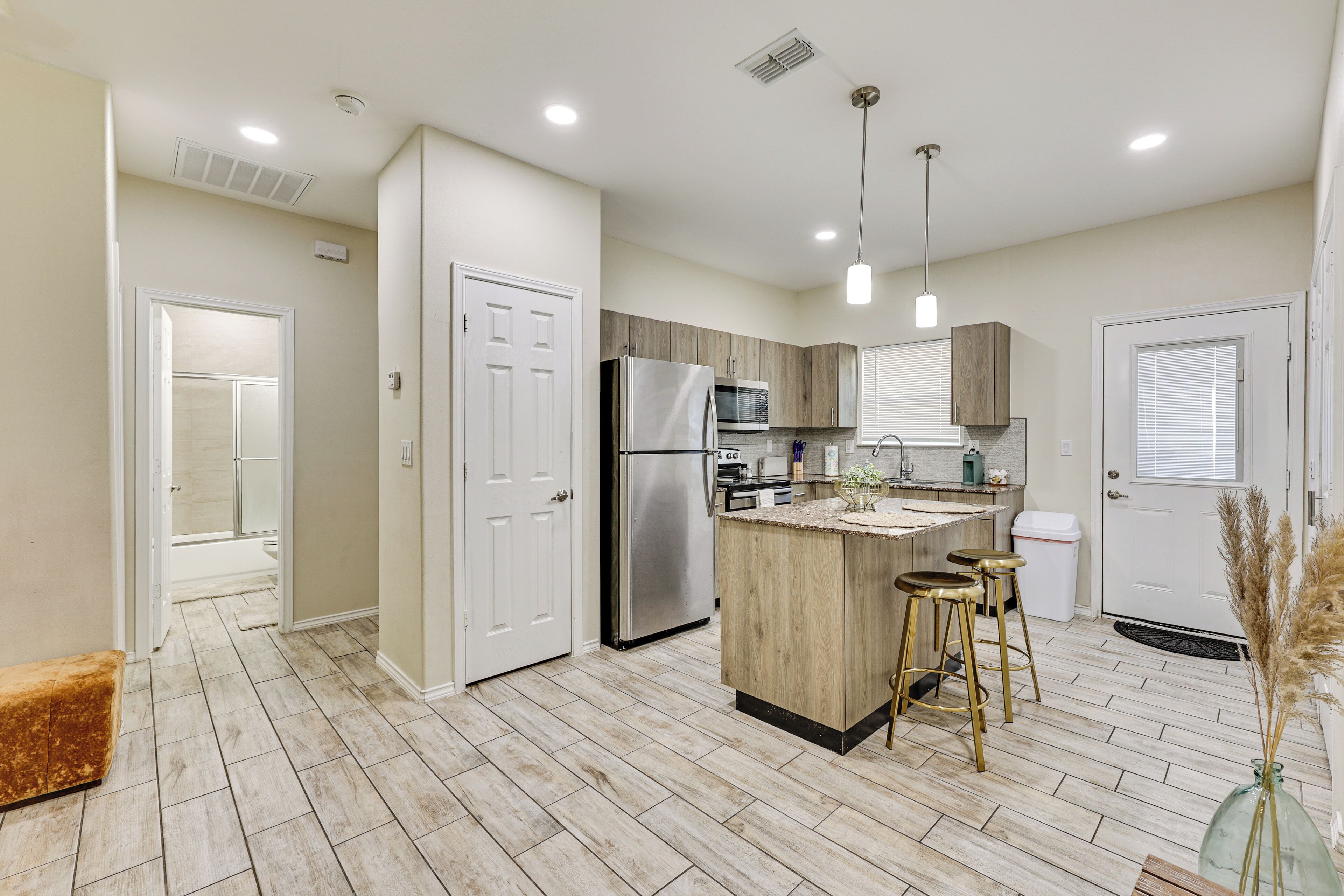 ثلاجة، ميكروويف، موقد طهي مسطح، ماكينة لصنع القهوة/الشاي