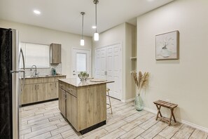 Kjøleskap, mikrobølgeovn, kokeplater og kaffetrakter/tekoker