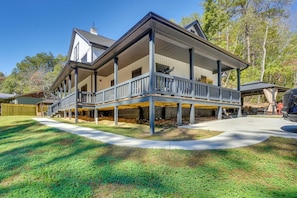 Exterior - Walk to Dollywood: Cabin w/ Pool, Arcade, Gym (Pigeon Forge)
