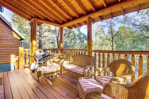 Property grounds - Great for Gatherings! Family Cabin in Lakeside (Lakeside)