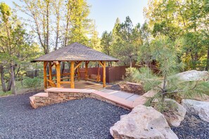 Property grounds - Great for Gatherings! Family Cabin in Lakeside (Lakeside)