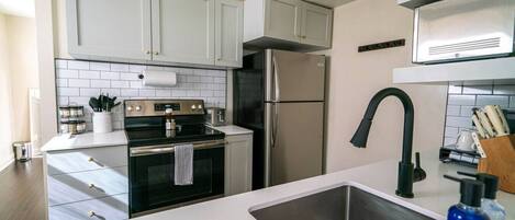 Refrigerador, microondas, horno y parrilla de estufa