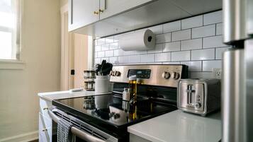 冰箱、微波炉、烤箱、炉灶