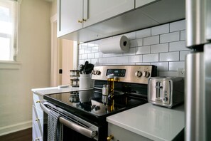 Fridge, microwave, oven, stovetop - Relaxing & Central SLC Apt near Trolley Square (Salt Lake City)