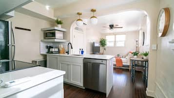 冰箱、微波炉、烤箱、炉灶