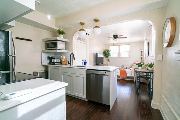Fridge, microwave, oven, stovetop - Relaxing & Central SLC Apt near Trolley Square (Salt Lake City)