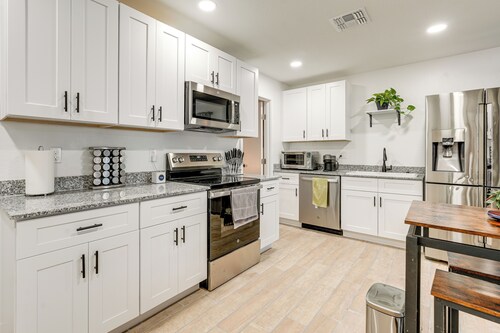 6 Mi to Outdoor Rec: Pet-Friendly Phoenix Casita!