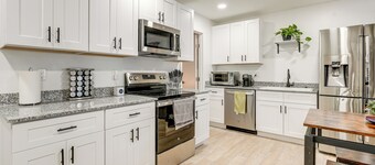 6 Mi to Outdoor Rec: Pet-Friendly Phoenix Casita!