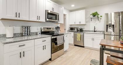 6 Mi to Outdoor Rec: Pet-Friendly Phoenix Casita!