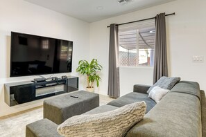 Televisión, chimenea, videojuegos y reproductor de DVD 