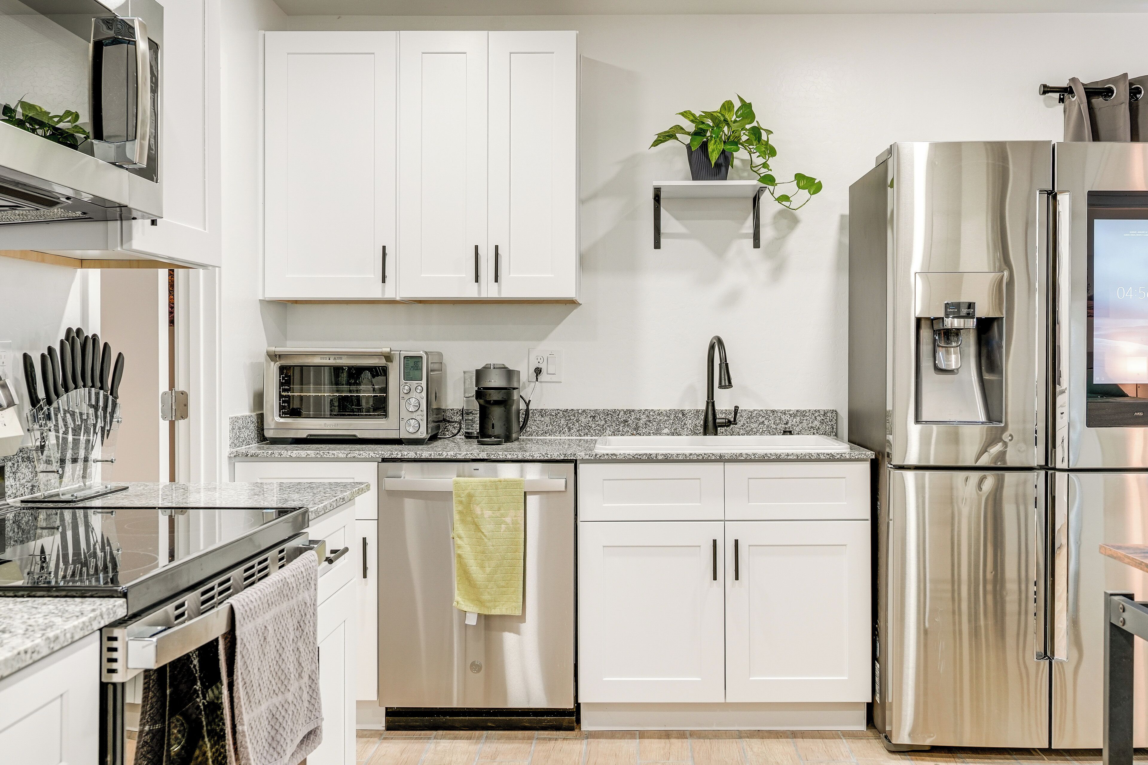 Fridge, microwave, stovetop, dishwasher