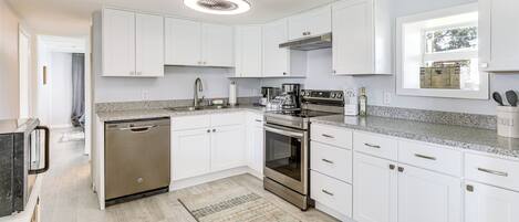 Réfrigérateur, micro-ondes, plaque de cuisson, lave-vaisselle