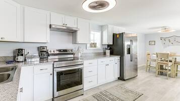 Fridge, microwave, stovetop, dishwasher