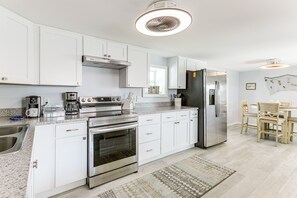 ثلاجة، ميكروويف، موقد طهي مسطح، غسالة أطباق