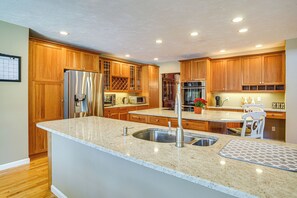 Geladeira, micro-ondas, cooktop, lava-louças