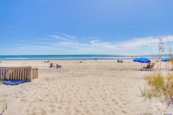On the beach - Oceanfront Breakers 137 Condo w/ Sunrise Views! (Hilton Head Island)