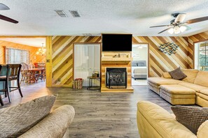 电视、壁炉、书、立体声音响