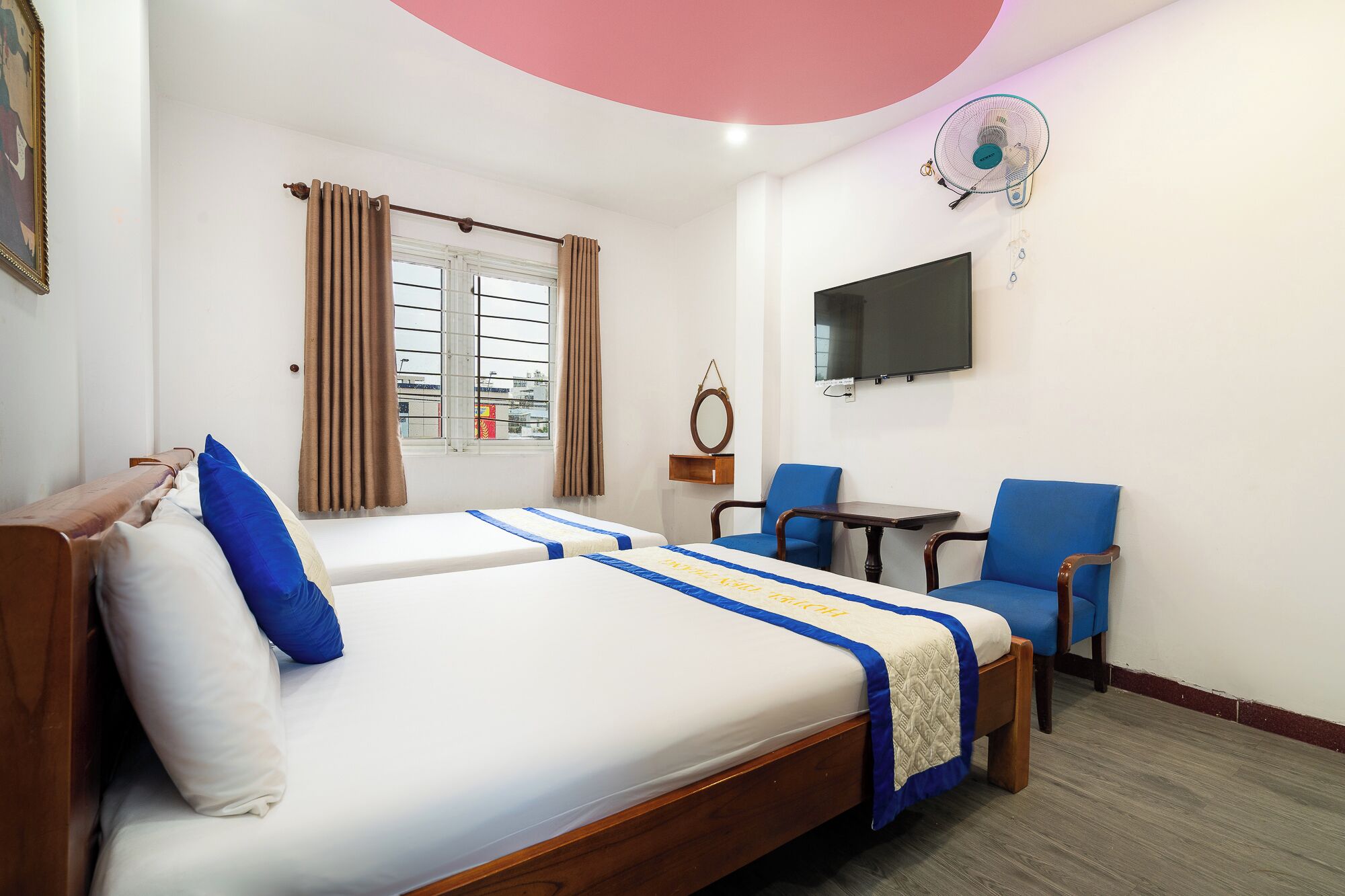 Family Room | Minibar, desk, free WiFi, bed sheets