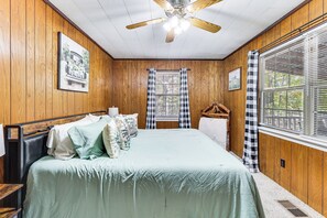 3 bedrooms, iron/ironing board, travel crib, internet - Families Welcome! Home w/ Fire Pit in Soddy-Daisy (Soddy-Daisy)