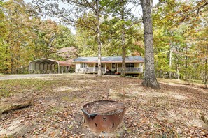 Exterior - Families Welcome! Home w/ Fire Pit in Soddy-Daisy (Soddy-Daisy)