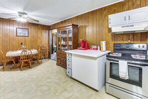 Fridge, microwave, stovetop, coffee/tea maker - Families Welcome! Home w/ Fire Pit in Soddy-Daisy (Soddy-Daisy)
