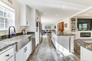 ثلاجة، ميكروويف، موقد طهي مسطح، غسالة أطباق