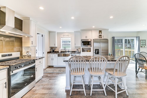 8 Mi to Jiminy Peak Resort: Mtn-View Home w/ Deck