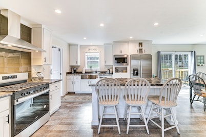8 Mi to Jiminy Peak Resort: Mtn-View Home w/ Deck