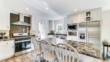 Frigorífic, microones, placa de cuina i rentaplats