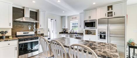 ثلاجة، ميكروويف، موقد طهي مسطح، غسالة أطباق