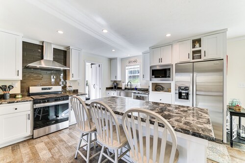 8 Mi to Jiminy Peak Resort: Mtn-View Home w/ Deck