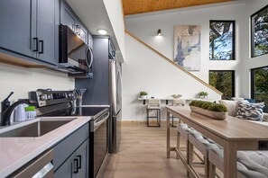 Fridge, microwave, oven, stovetop - Modern Luxury Hot Tub Two Miles To Buffalo River (St Joe)