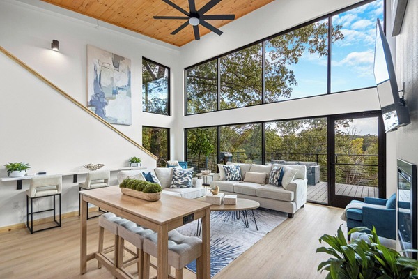 Una Smart TV, una chimenea