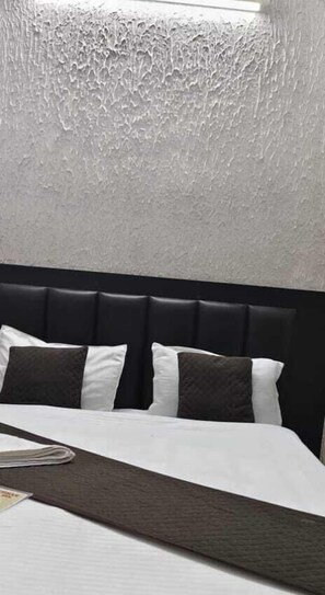 Deluxe Room | Rollaway beds, free WiFi, bed sheets - Hotel Sri Kishan Kripa Inn (Prayagraj)