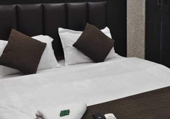 Habitación Deluxe | Camas supletorias, wifi gratis, ropa de cama