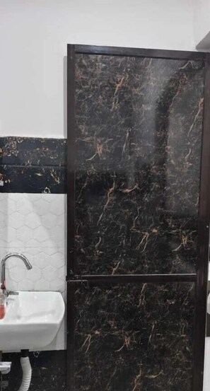 Deluxe Room | Bathroom | Shower, towels, soap, shampoo