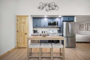Réfrigérateur, four à micro-ondes, un four, surface de cuisson