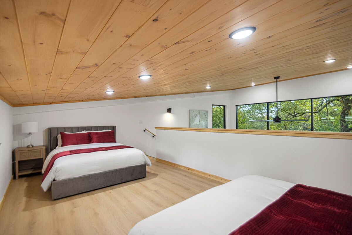 2 عدّة غرف نوم ومكواة/لوح كي وواي فاي وملاءات أسرّة