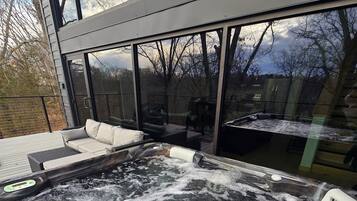 Outdoor spa tub