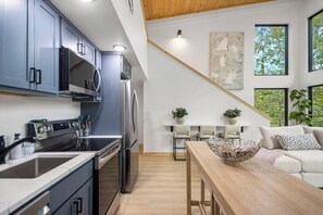 Een koelkast, een microgolfoven, een oven, een kookplaat