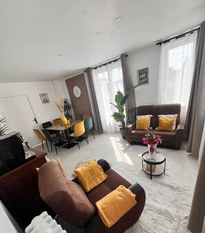 Living area - Homerez - Spacious House in Montebourg with Garden (Montebourg)